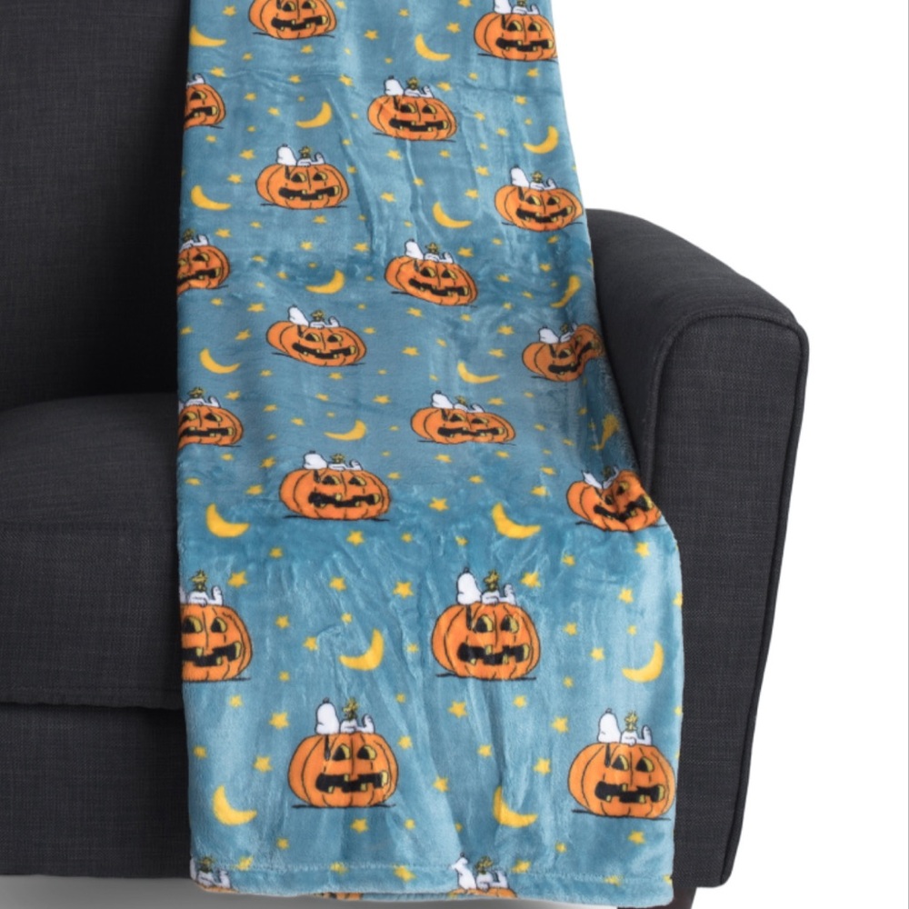 PEANUTS Snoopy Jack O Lantern Starry Night Plush Throw
